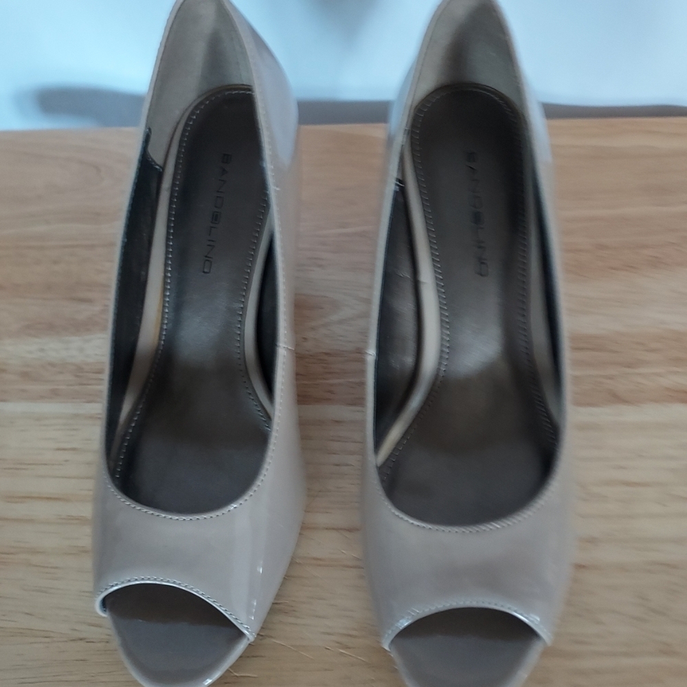 Womans Tan Heels - Picture 3 of 7
